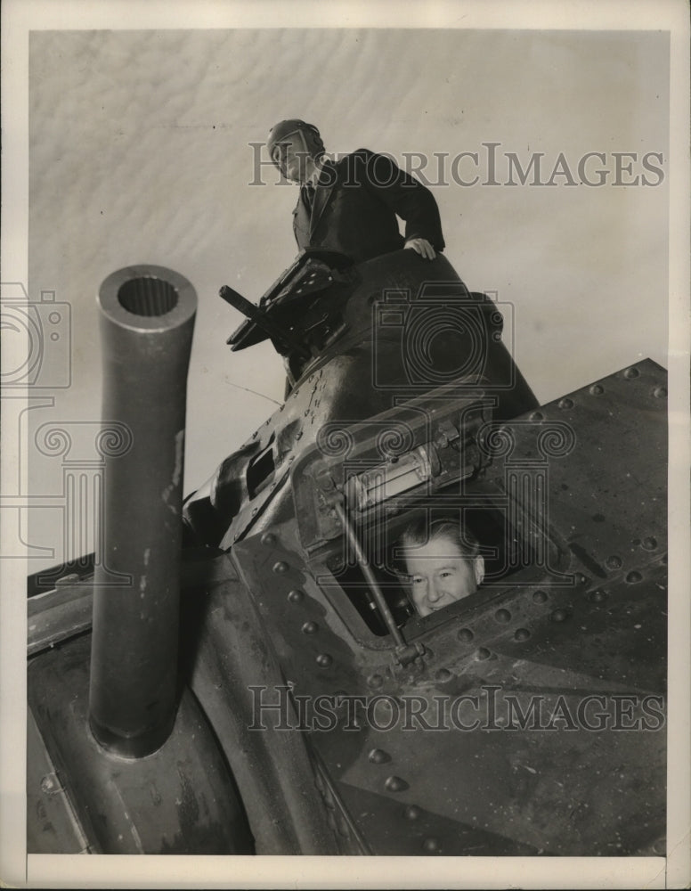 1941 Press Photo John Biggers, General Charles Wesson inspect Mechanical Tank