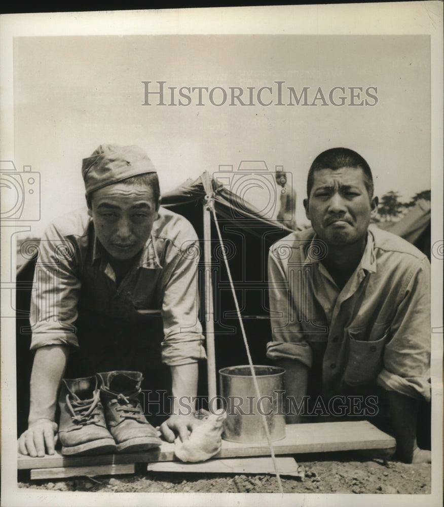 1945 Press Photo Japanese Prisoners of war show fierce faces at Okinawa Camp