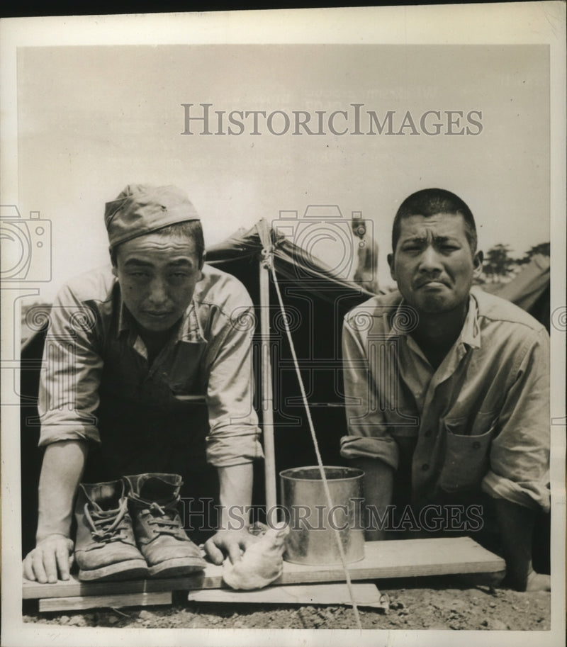 Load image into Gallery viewer, 1945 Press Photo Japanese Prisoners of war show fierce faces at Okinawa Camp
