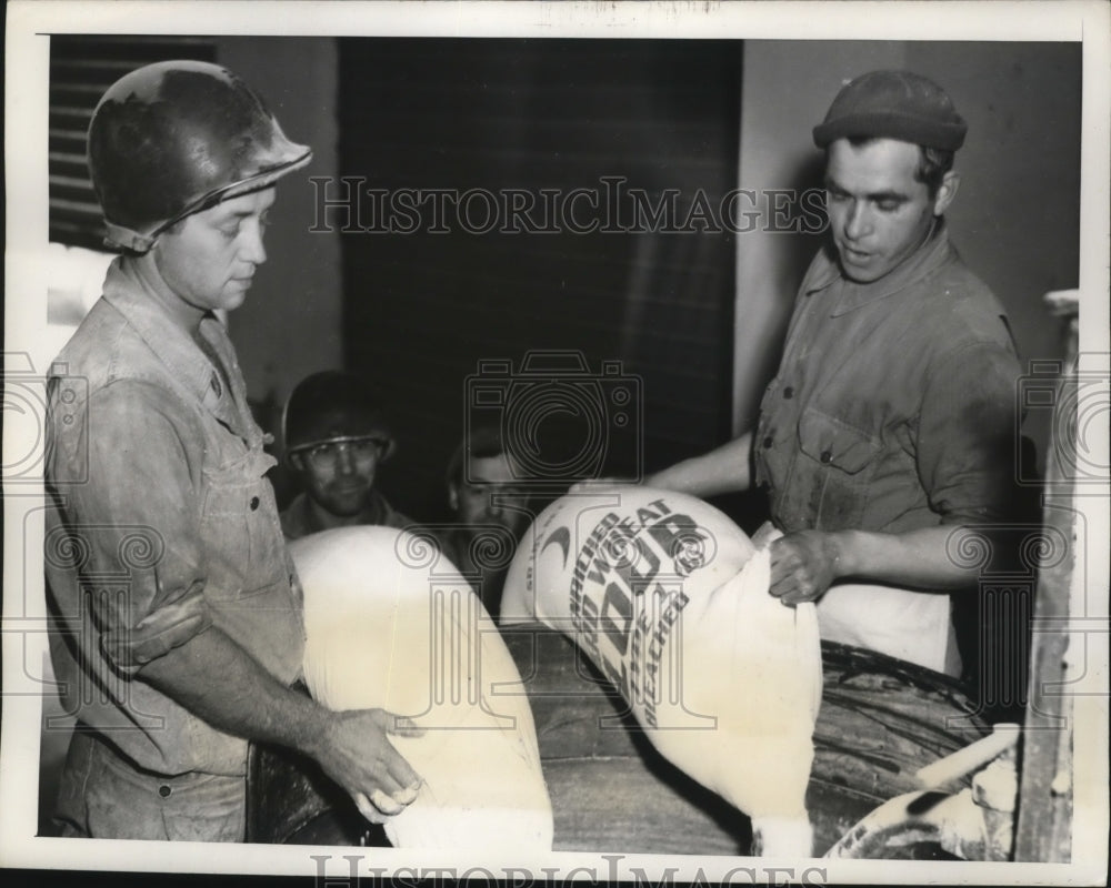 1944 Press Photo Sgt. Irvin Weikel and Pfc. Wallace Lysick mixing dough