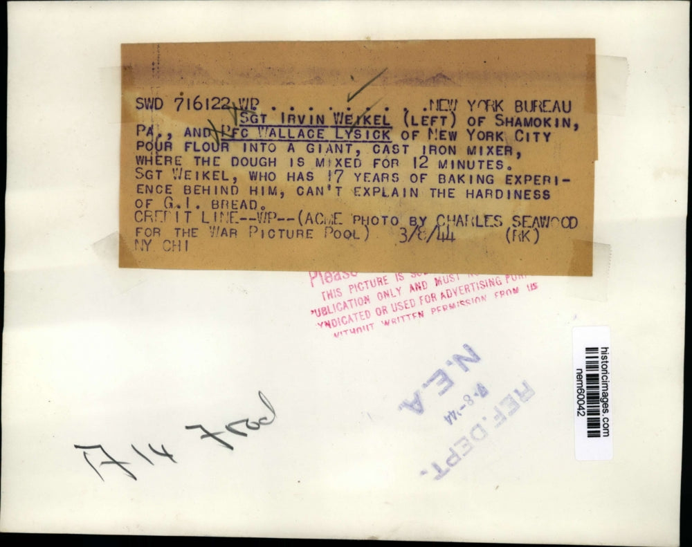 1944 Press Photo Sgt. Irvin Weikel and Pfc. Wallace Lysick mixing dough