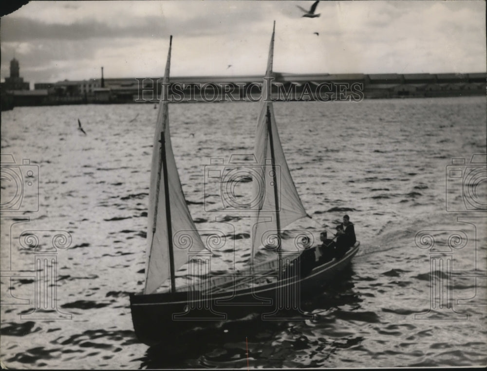 1937 Press Photo Home Fleet crews sail across Valetta Harbour during Spring race