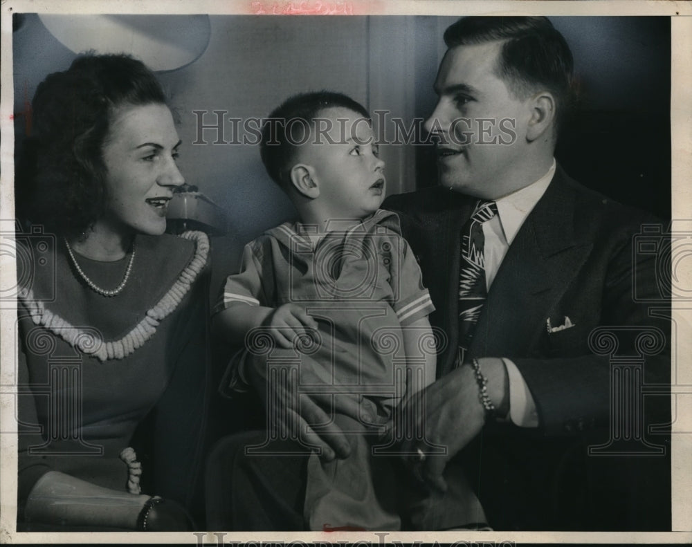 1946 Press Photo Former Marine Sgt. Al Schmid Blind U.S Marine Hero with Family