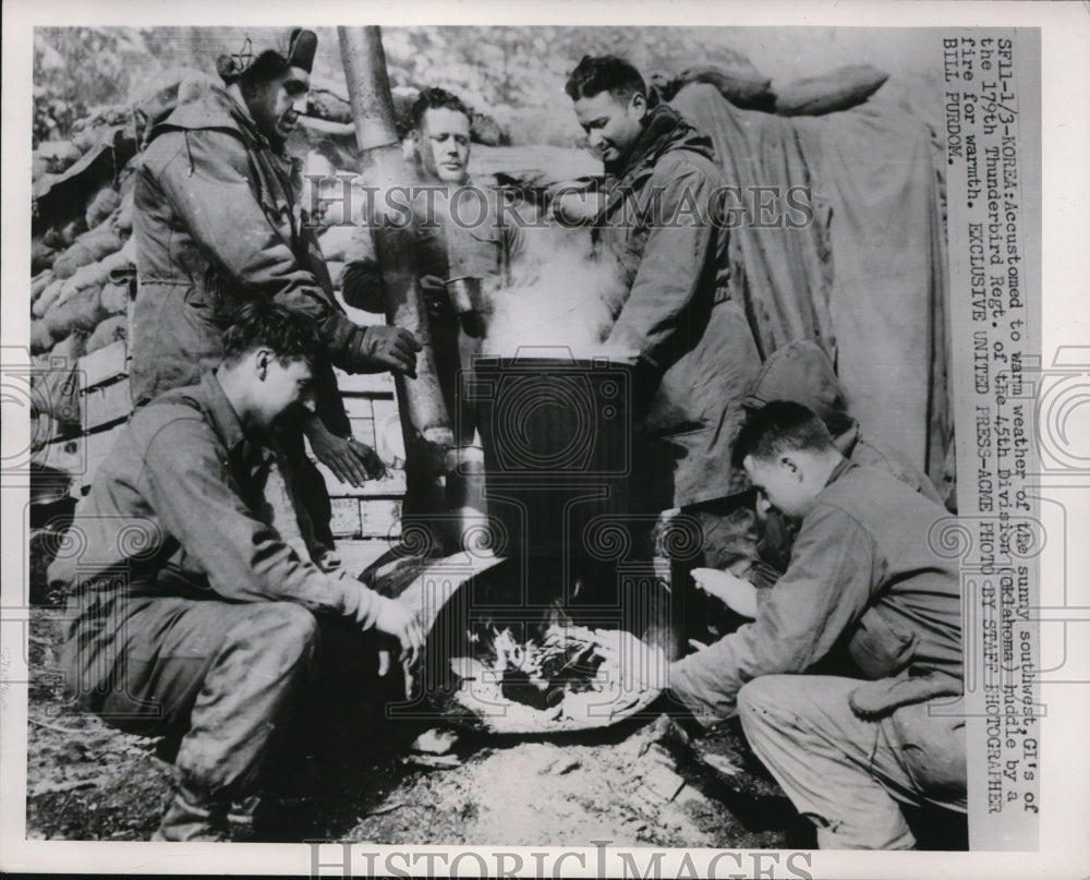 1952 Press Photo Thunderbird soldiers of Oklahoma huddle by a fire for warmth