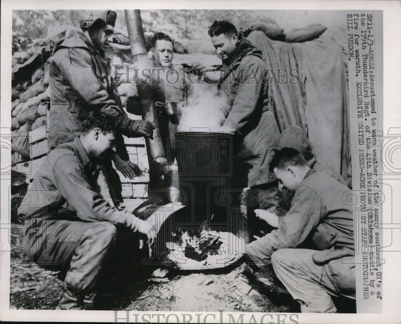 Load image into Gallery viewer, 1952 Press Photo Thunderbird soldiers of Oklahoma huddle by a fire for warmth
