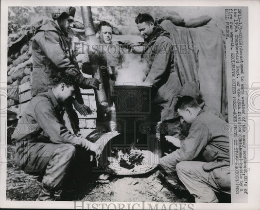 1952 Press Photo Thunderbird soldiers of Oklahoma huddle by a fire for warmth