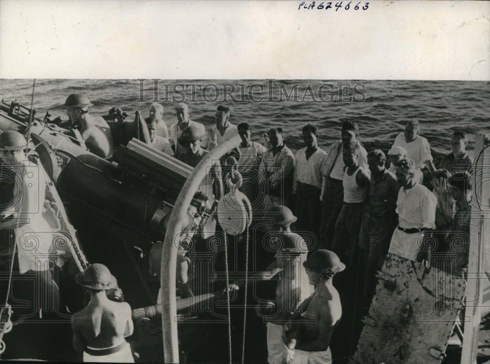 1941 Press Photo British Warship rescues 'Steel Seafarer' survivors from bombing