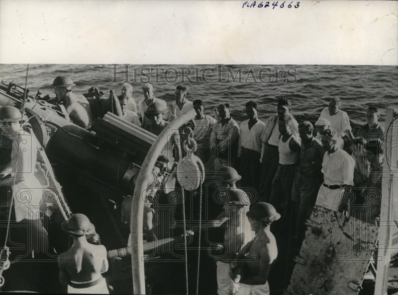 Load image into Gallery viewer, 1941 Press Photo British Warship rescues 'Steel Seafarer' survivors from bombing
