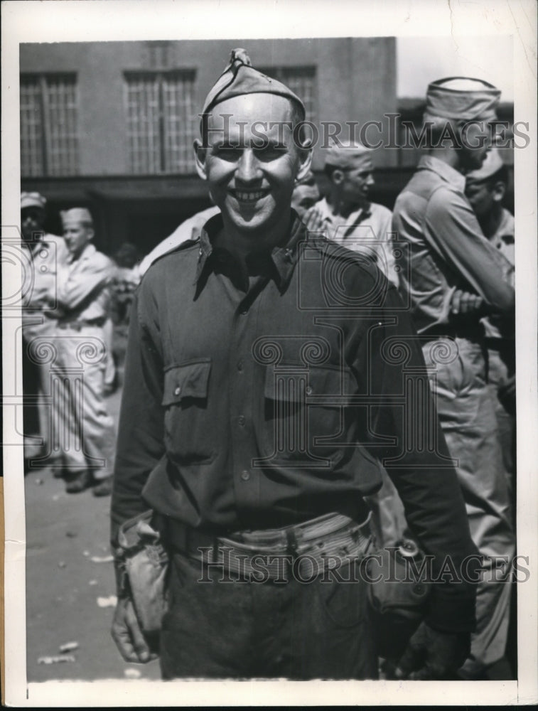 1945 Press Photo Captured Father H.C Badmann released in Japanese Prison Camp