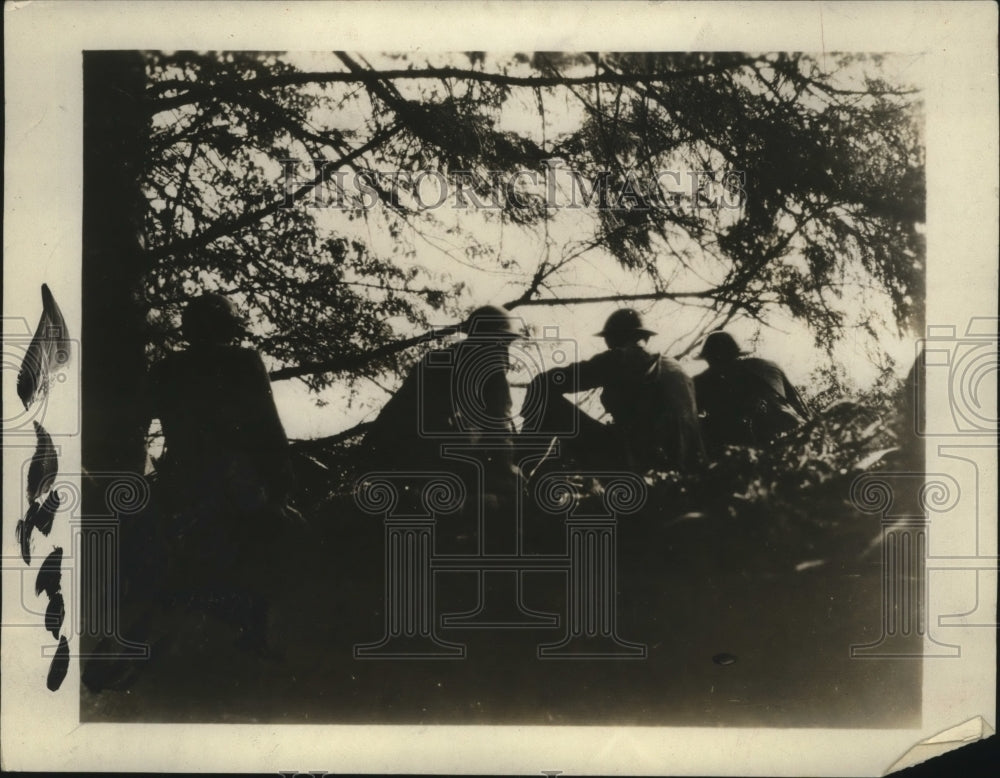 1918 Press Photo American soldiers watch the Artillery Fire in Broyes France