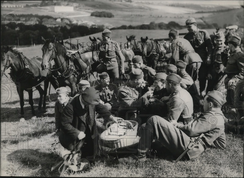 Load image into Gallery viewer, 1938 Press Photo Czechoslovak Soldiers bus snacks in the countryside near Prague
