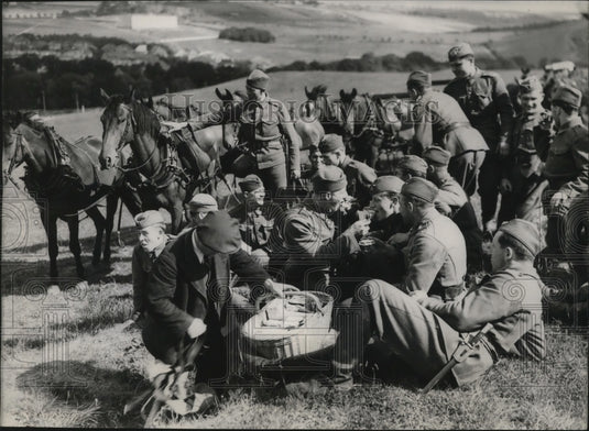 1938 Press Photo Czechoslovak Soldiers bus snacks in the countryside near Prague