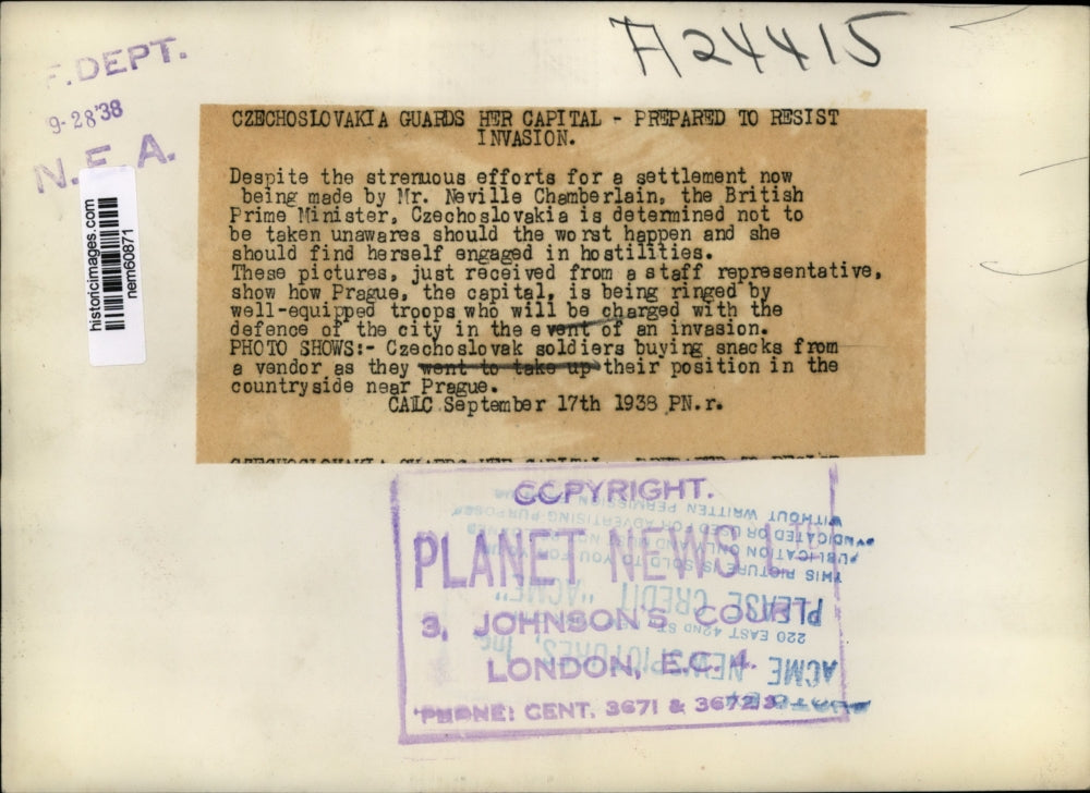 1938 Press Photo Czechoslovak Soldiers bus snacks in the countryside near Prague