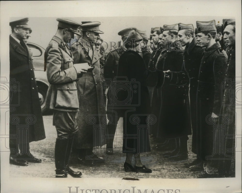 1939 Press Photo Queen Elizabeth of Belgium greets a Army at Belgian Cantonment