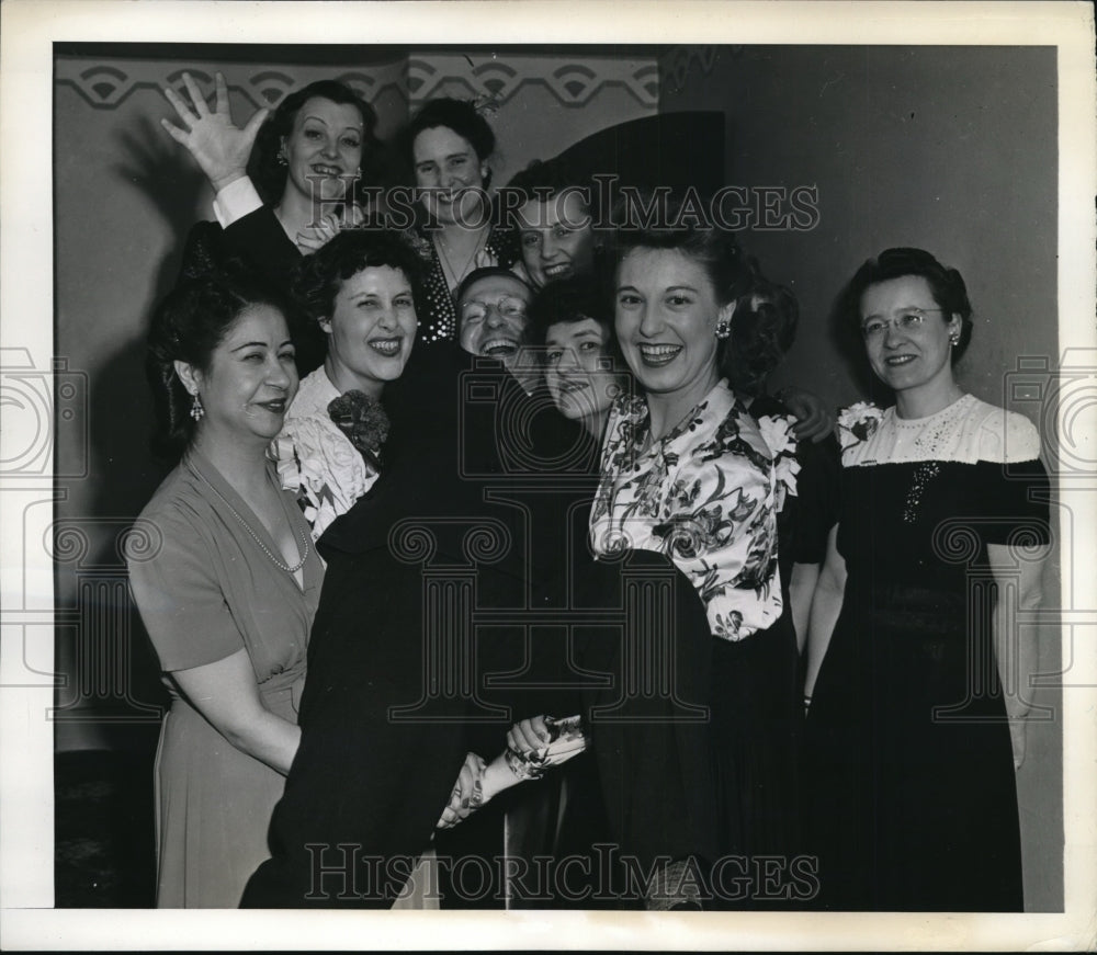 1943 Press Photo Clark Squire of the Internal Revenue surrounded by the ladies
