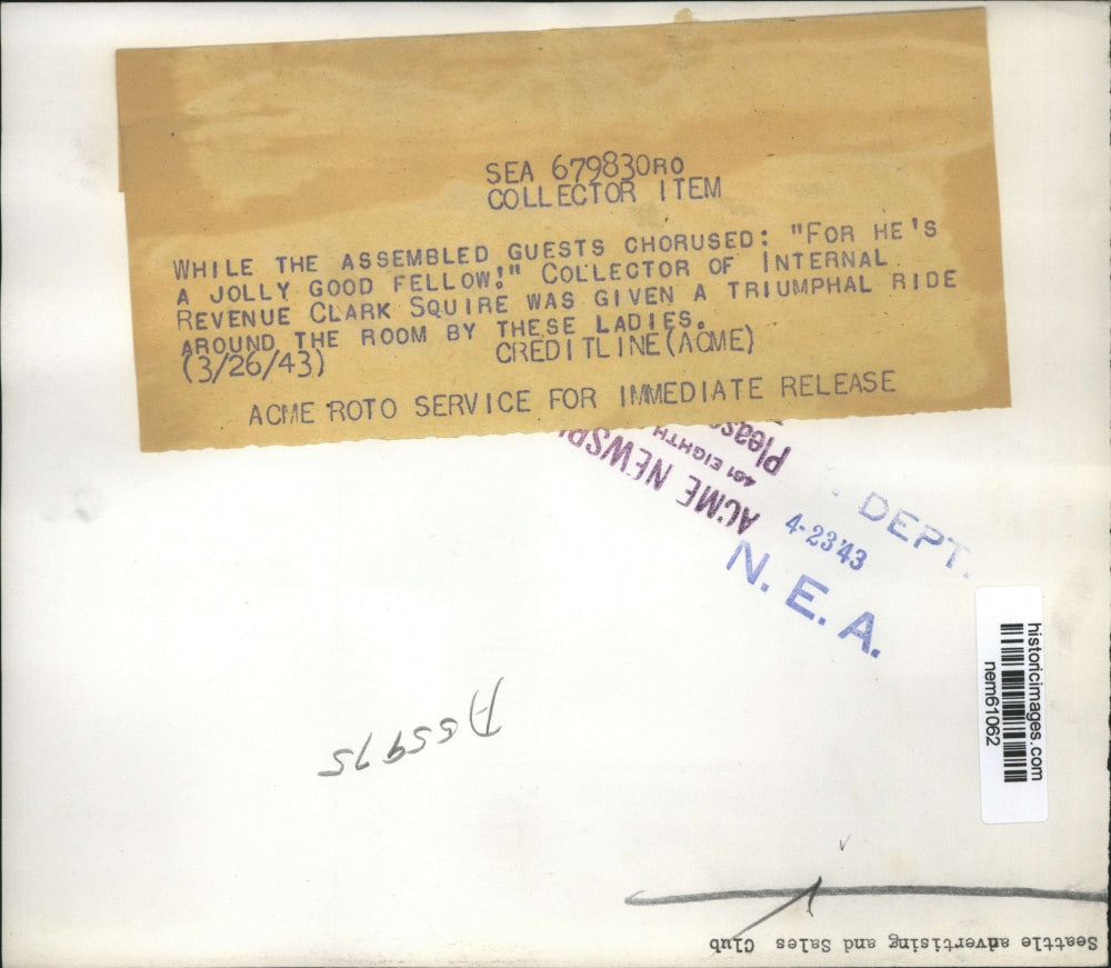 1943 Press Photo Clark Squire of the Internal Revenue surrounded by the ladies