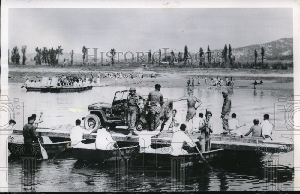 1950 Press Photo Korean volunteers oarsmen ferry American Troops across Imjin