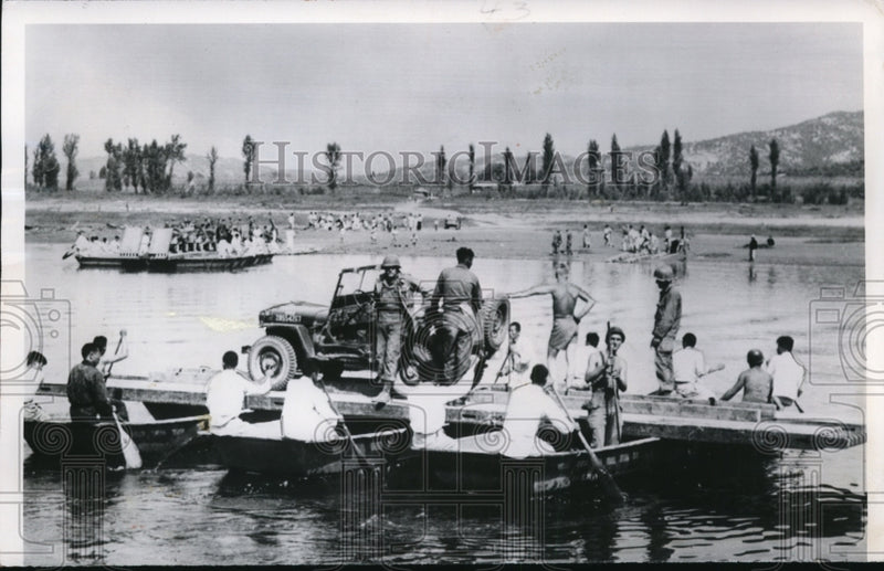 Load image into Gallery viewer, 1950 Press Photo Korean volunteers oarsmen ferry American Troops across Imjin
