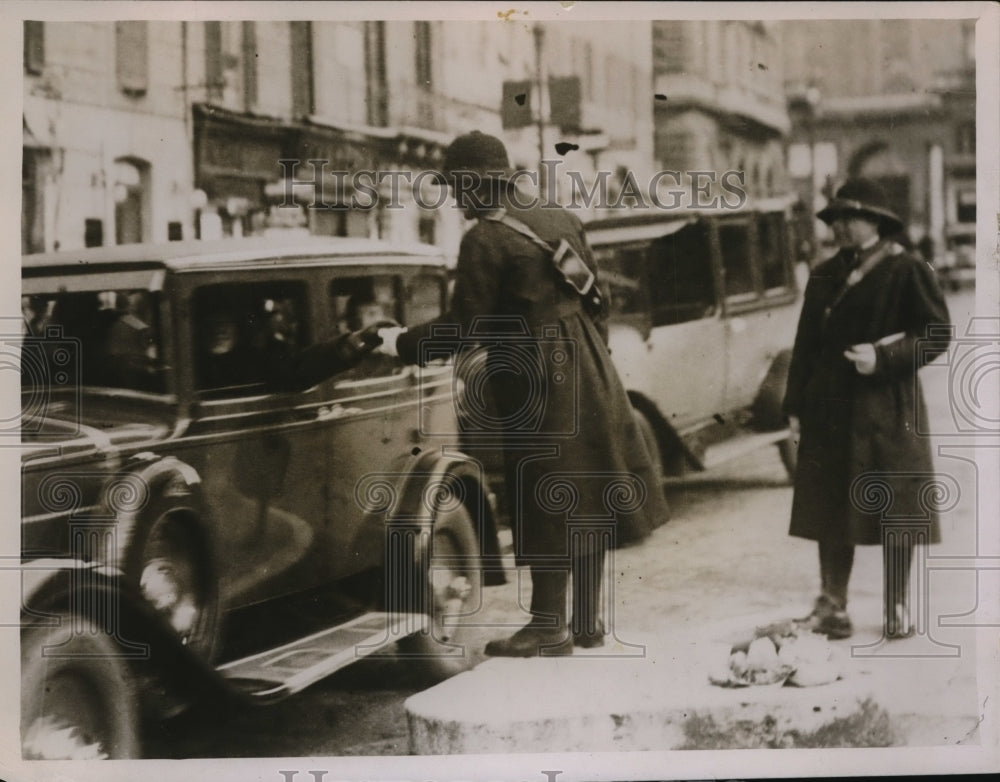 1932 Press Photo Roman Traffic Controllers receive appreciation gifts