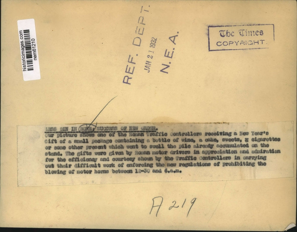 1932 Press Photo Roman Traffic Controllers receive appreciation gifts