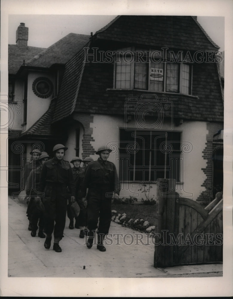 Load image into Gallery viewer, 1940 Press Photo Canadian Troops leave for spadework - nem61299

