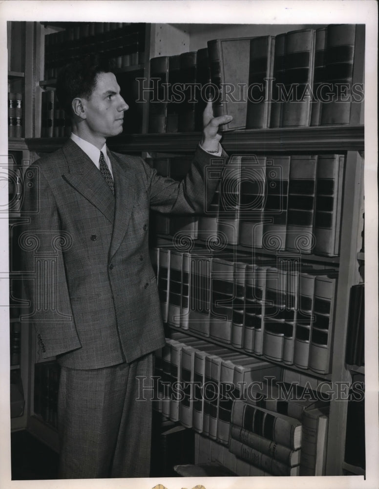 Load image into Gallery viewer, 1946 Press Photo Darrell Hottle at the Western Reserve University Law School
