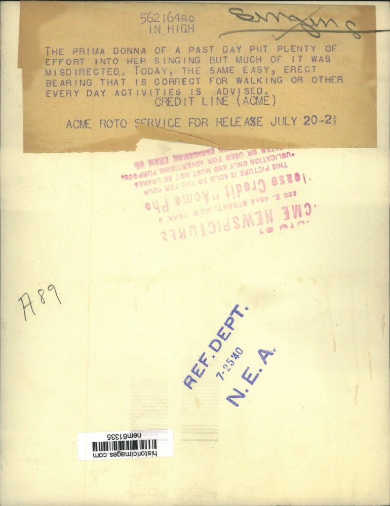 1940 Press Photo A Prima Donna sings in the correct and easy posture - nem61335