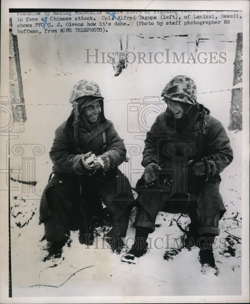 1950 Press Photo Cpl. Tagupa & PFC Givens take time to make snowballs Korean War- Historic Images