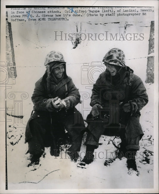 1950 Press Photo Cpl. Tagupa & PFC Givens take time to make snowballs Korean War- Historic Images