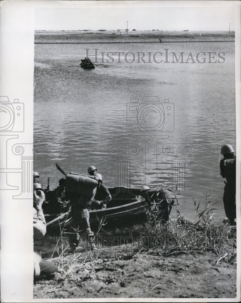 1956 Press Photo Soldiers and Police Troop board boat to cross the Suez Canal