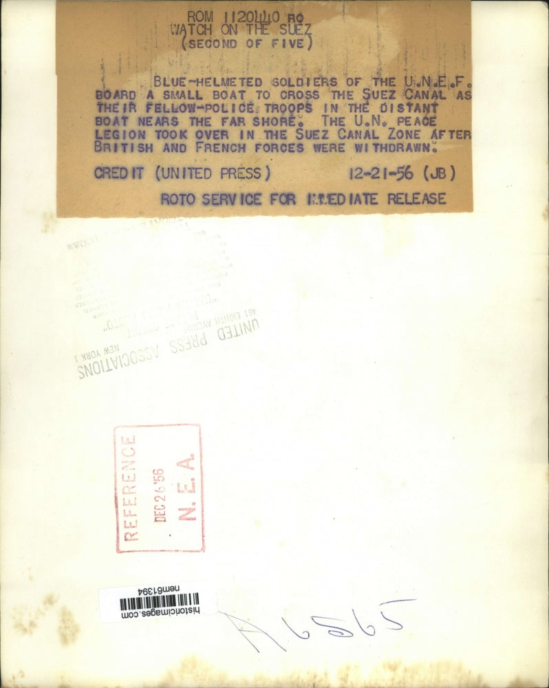 1956 Press Photo Soldiers and Police Troop board boat to cross the Suez Canal