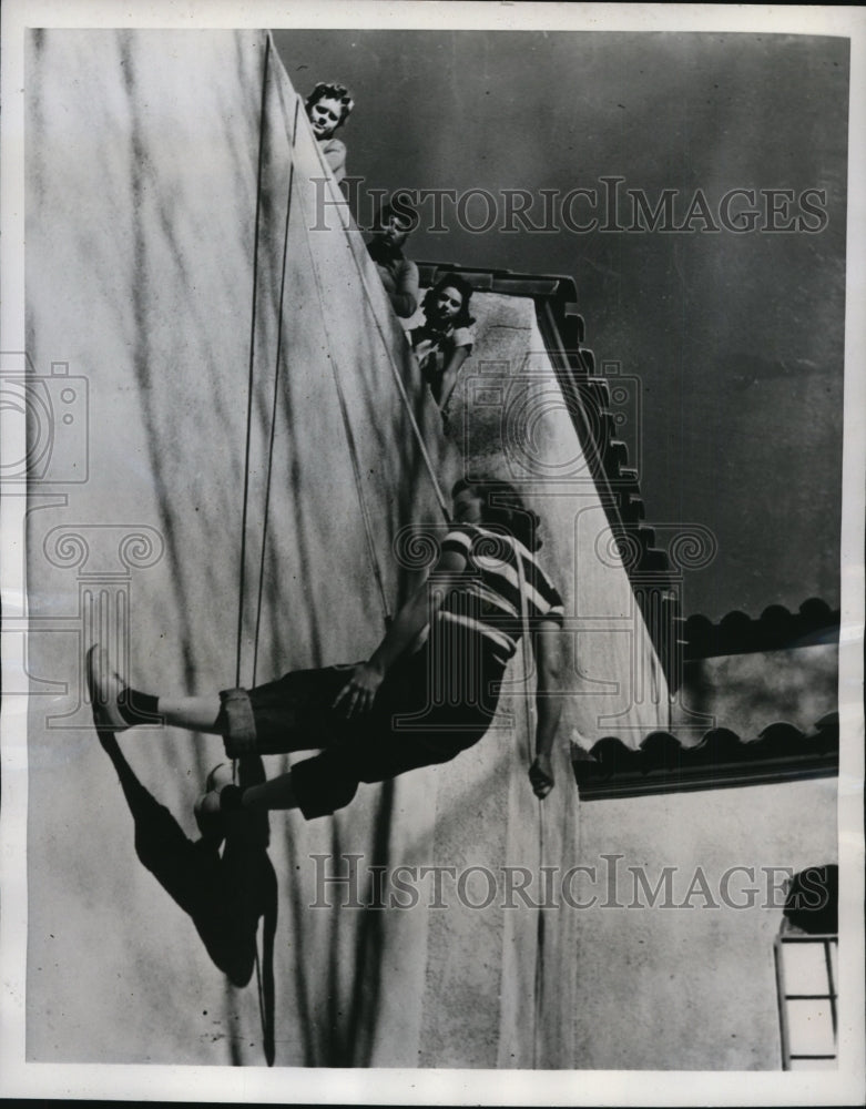 1941 Press Photo Barbara Cover of Western State College learns to ascent on wall