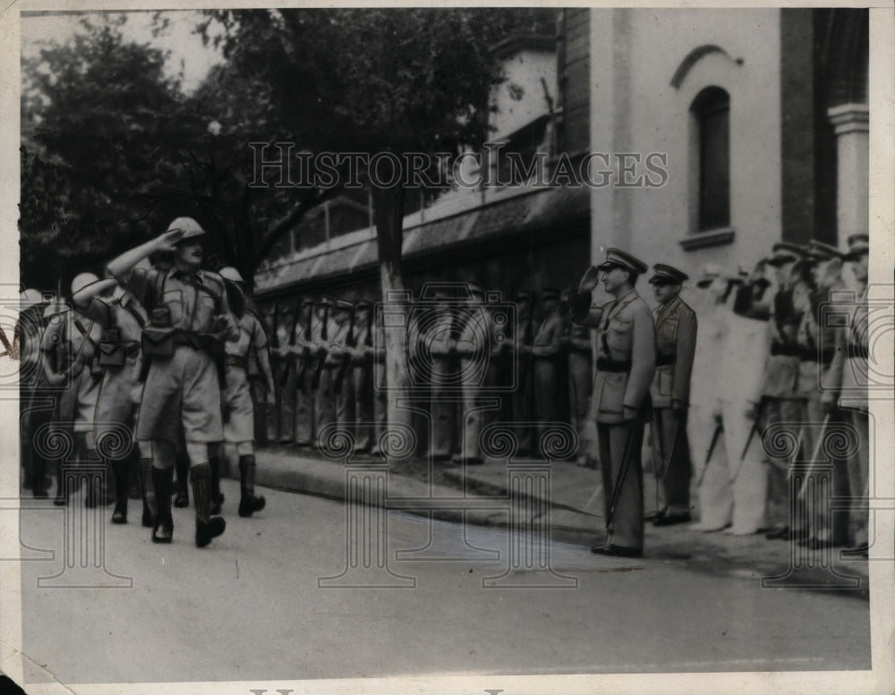 1940 Press Photo British troops pass the United States marines' barracks