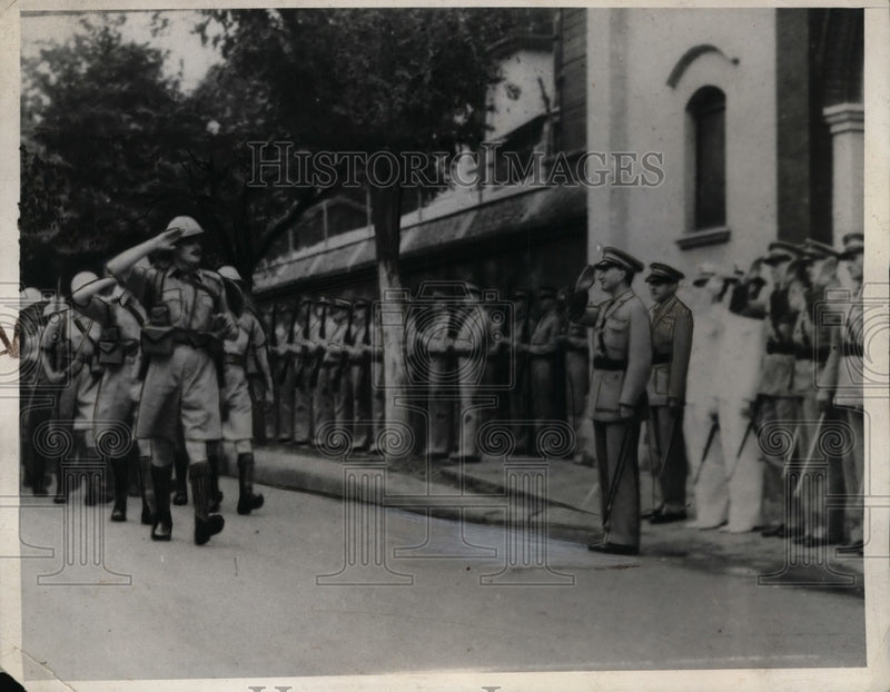 Load image into Gallery viewer, 1940 Press Photo British troops pass the United States marines' barracks
