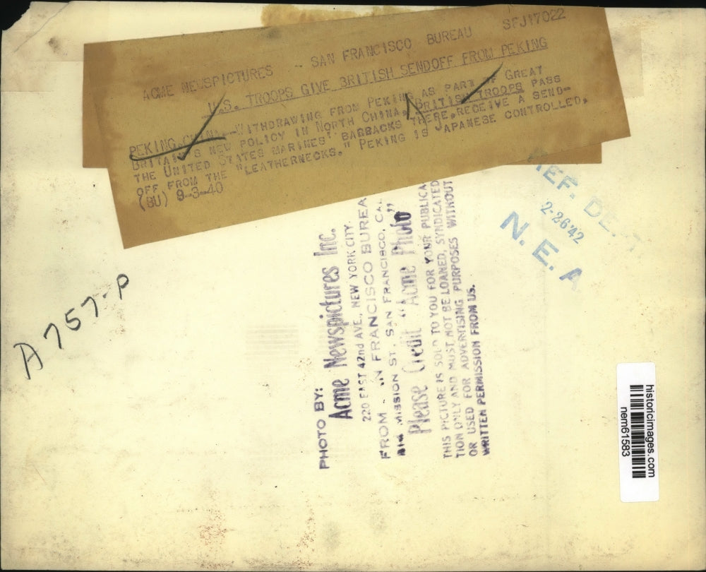 1940 Press Photo British troops pass the United States marines' barracks