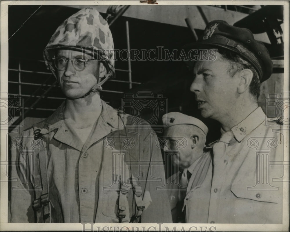 1943 Press Photo Lt. Col. Roosevelt with Barney McQuade before an invasion trip