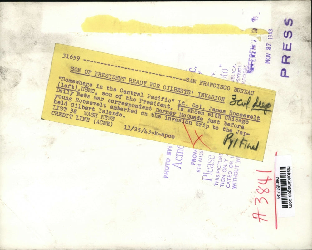 1943 Press Photo Lt. Col. Roosevelt with Barney McQuade before an invasion trip