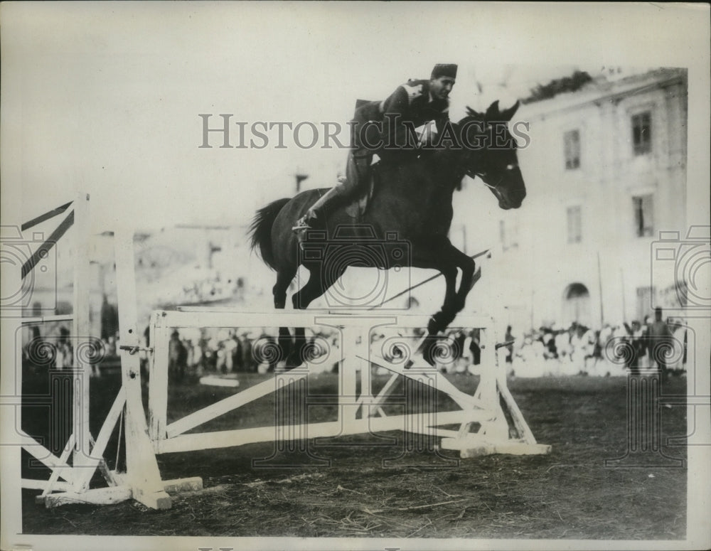 1933 Press Photo Royal Bodyguard Aly Naguib wins Cairo Egypt High Jumping Event