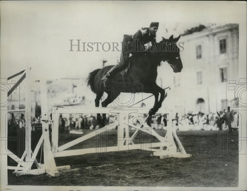 Load image into Gallery viewer, 1933 Press Photo Royal Bodyguard Aly Naguib wins Cairo Egypt High Jumping Event
