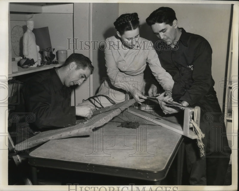 Load image into Gallery viewer, 1943 Press Photo Injured American soldiers rest at Halloran General Hospital
