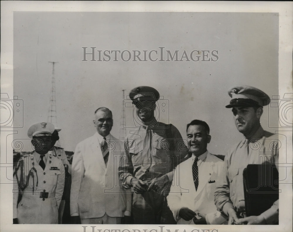 1941 Press Photo Captain James Roosevelt with Philippine Leaders at Manila