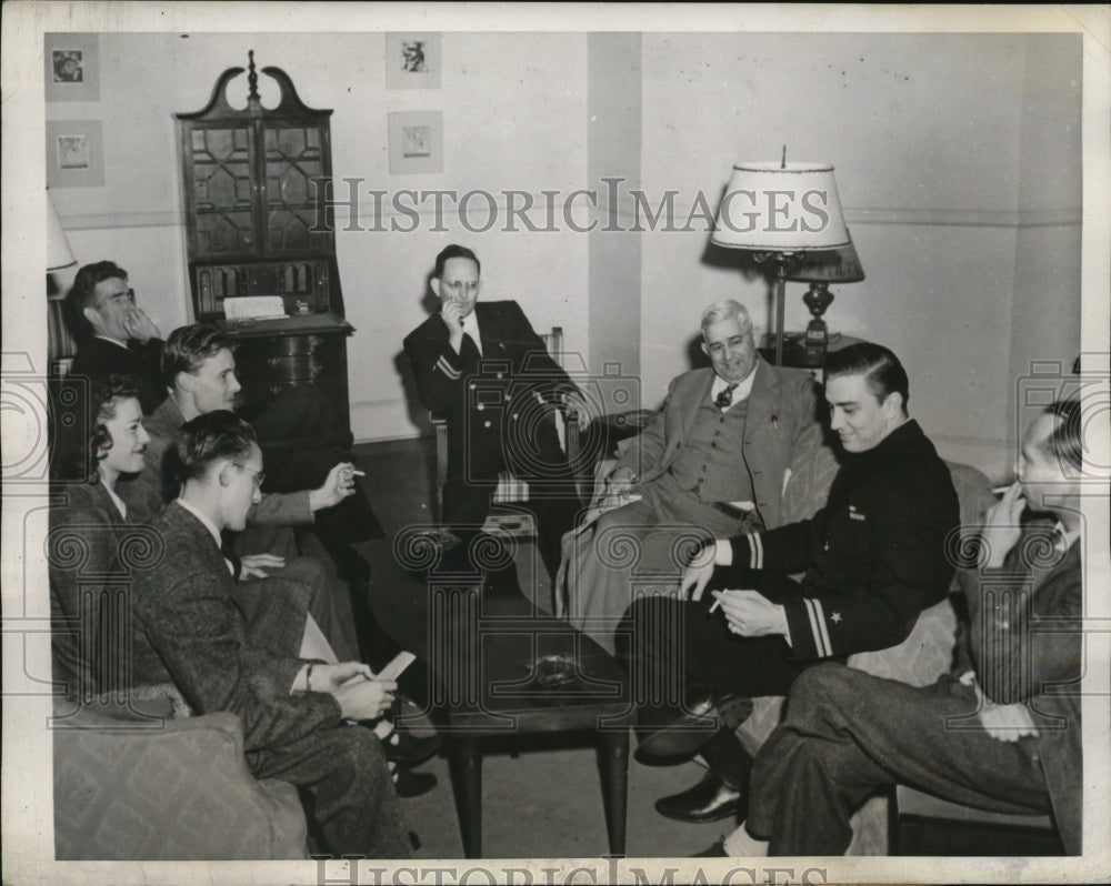 1943 Press Photo Lt.Franklin Roosevelt tells Press his Mediterranean Experienced