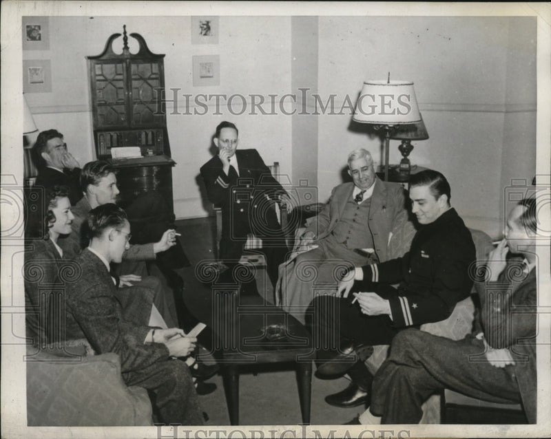 Load image into Gallery viewer, 1943 Press Photo Lt.Franklin Roosevelt tells Press his Mediterranean Experienced
