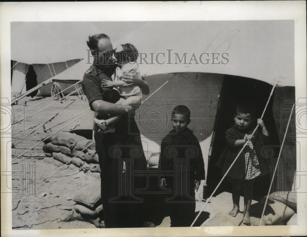 1943 Press Photo British Camp Officer with Greek Refugees in Camp Moses Well