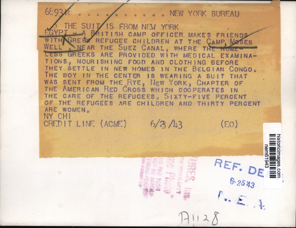 1943 Press Photo British Camp Officer with Greek Refugees in Camp Moses Well