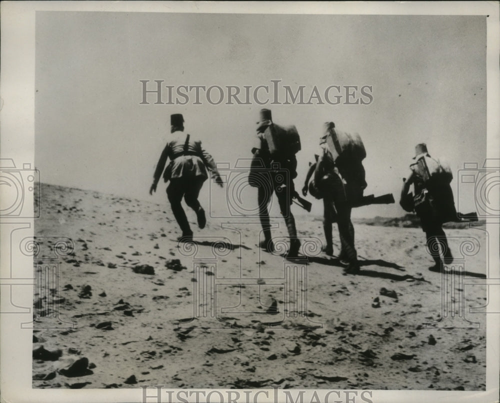 1939 Press Photo Egyptian Troops in action in desert during Maneuvers- Historic Images