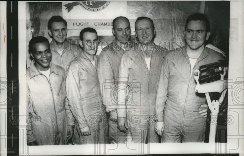1958 Press Photo Navy men finish Space Flight Simulator Confinement test