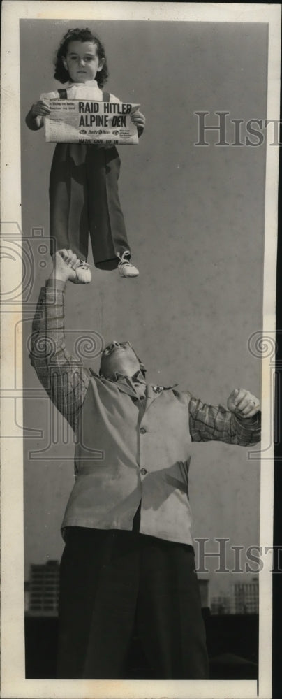 1945 Press Photo Little Helen Sue Goldy balances on his father's thumb