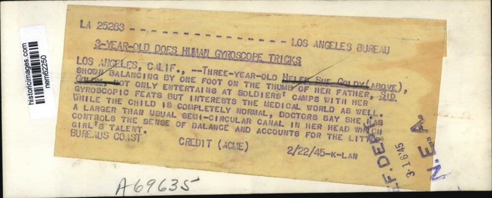 1945 Press Photo Little Helen Sue Goldy balances on his father's thumb