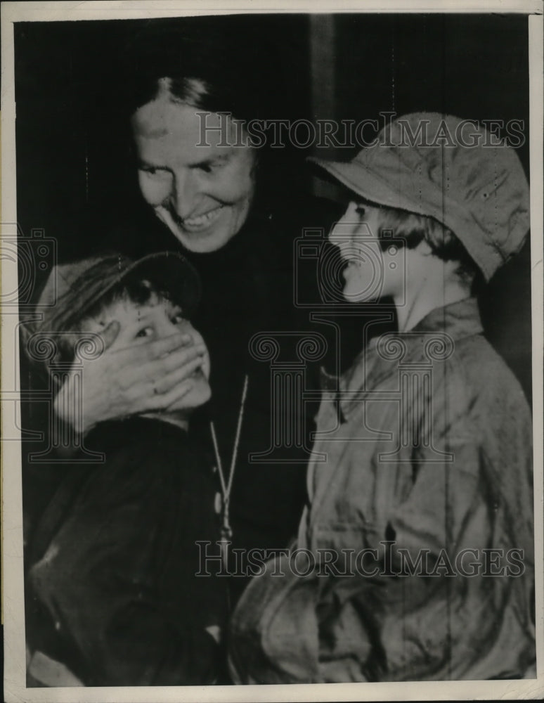 1945 Press Photo Mescheriakoff children leave Japanese internment camp, Tokyo